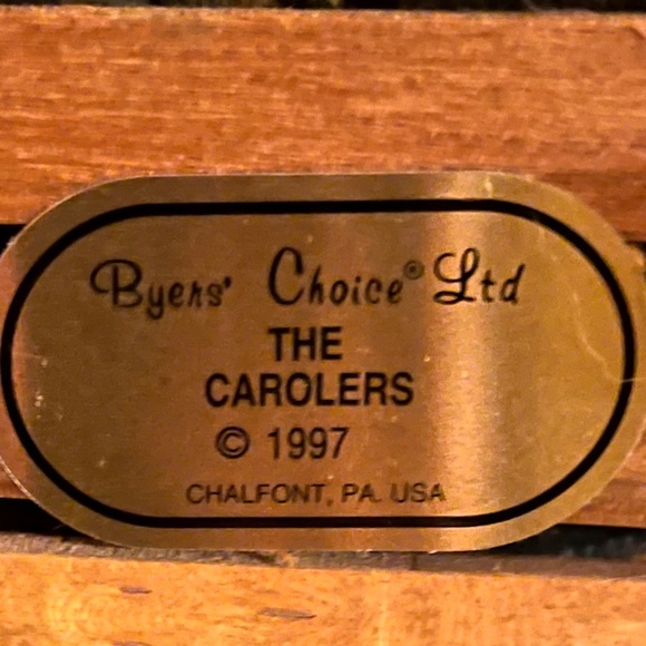 Byers Choice Cries of London Series Man on Bench Feeding the Birds - Picture 9 of 12